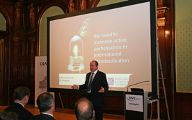 IEC-Präsident Prof. Klaus Wucherer demonstrierte auf der OVE-Tagung den globalen Zusammenhang von internationaler Normung und wirtschaftlicher Positionierung.